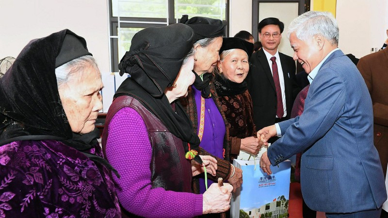 Standing Vice Chairman of the National Assembly Do Van Chien visits and gives Tet gifts to the elderly. Photo: Duc Thang