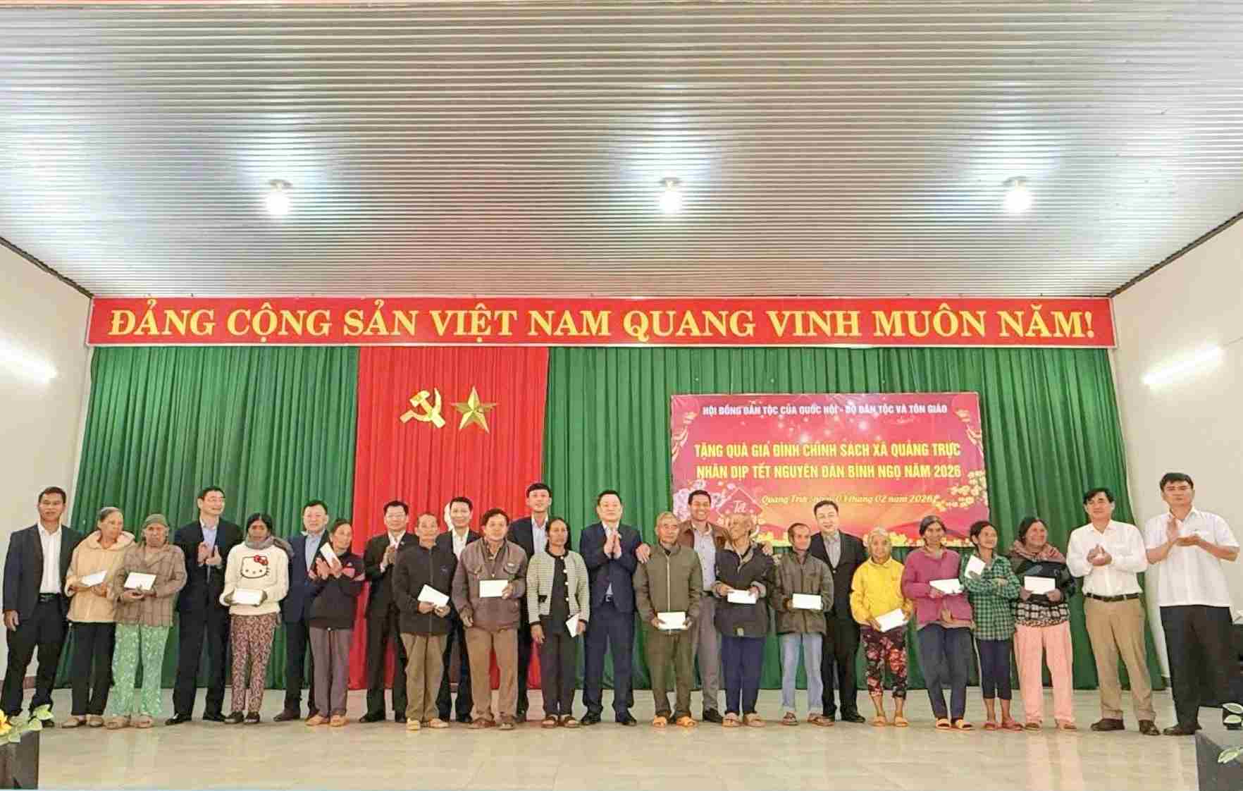 The working delegation of the National Assembly's Ethnic Council and local leaders present gifts to families in difficult circumstances in the area. Photo: Hong Hoa