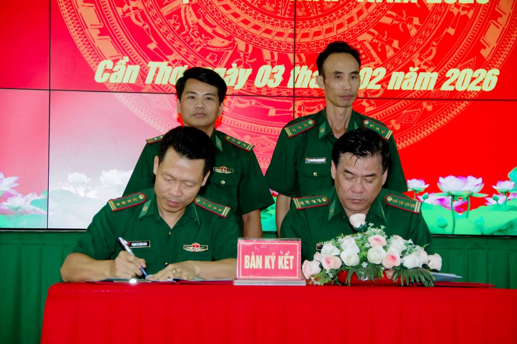 Các đơn vị ký kết kế hoạch hiệp đồng trong quản lý, bảo vệ biên giới khu vực tiếp giáp năm 2026. Ảnh: Văn Long