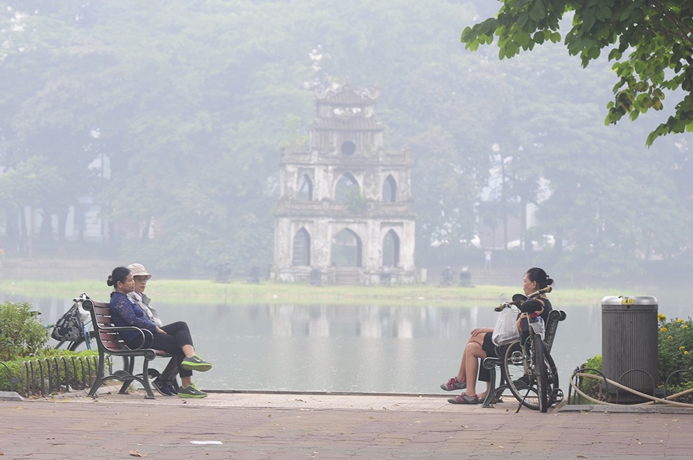 Hanoi weather is clearly turning cold, accompanied by rain and showers when welcoming cold air in the days before Tet. Photo: To The