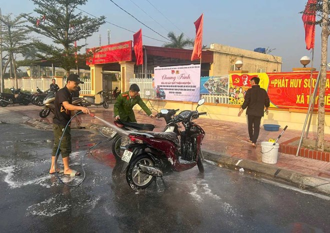Công an xã ở Hưng Yên rửa xe gây quỹ thiện nguyện