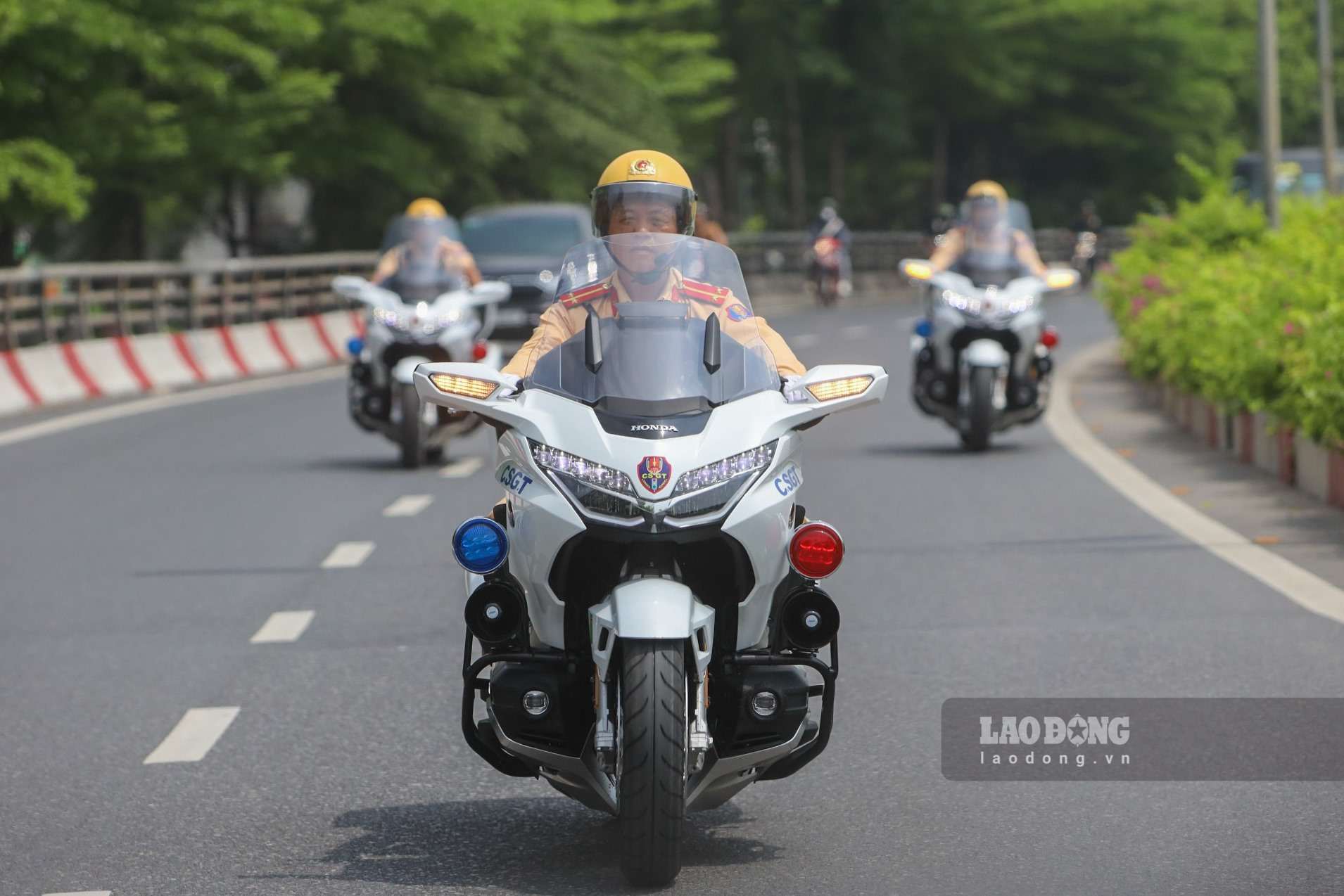 Traffic police will use specialized vehicles to guide people back to their hometowns. Photo: To The