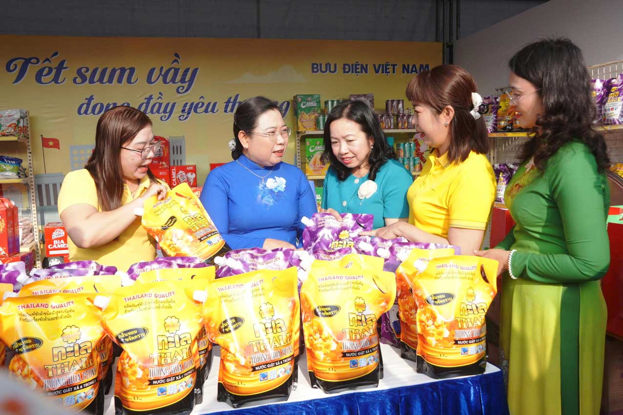 Đại biểu tham quan các gian hàng tại Chợ Tết Công đoàn 2026. Ảnh: Mỹ Ly