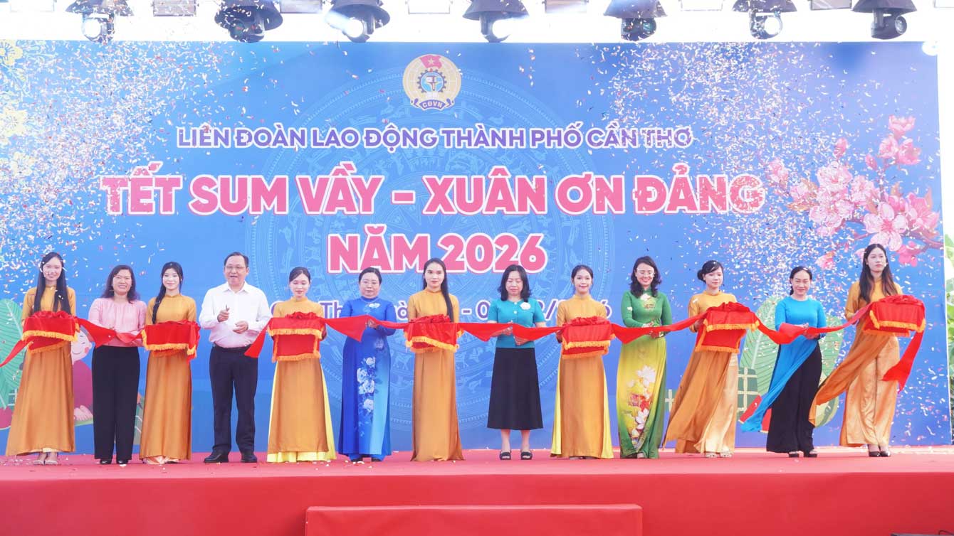 Các đại biểu cắt băng khai Chợ Tết Công đoàn - Xuân 2026. Ảnh: Mỹ Ly