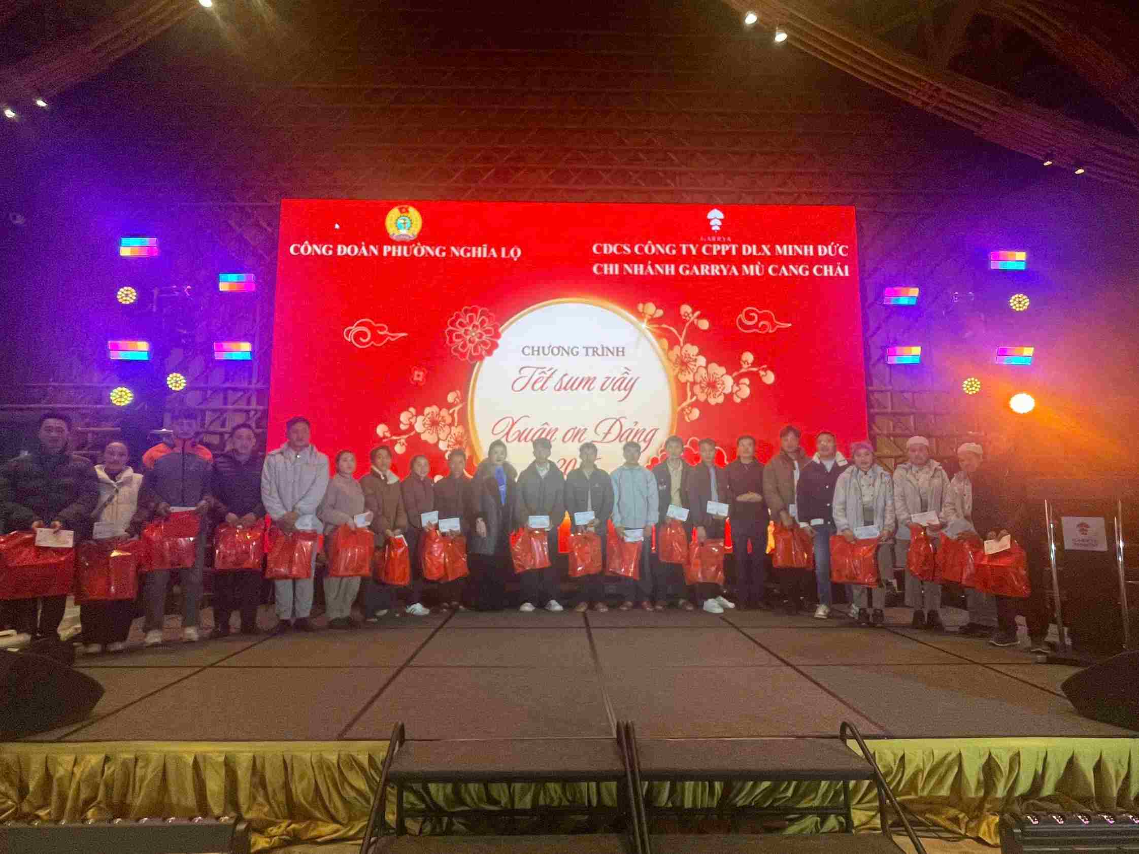 El sindicato del barrio de Nghia Lo cuida a los miembros del sindicato a finales de año. Foto: Bao Nguyen