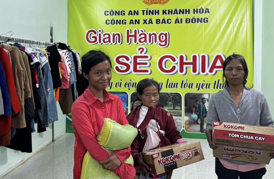 Bac Ai Dong Commune Police has just launched a booth to share and spread love from simple things. Photo: Huu Long