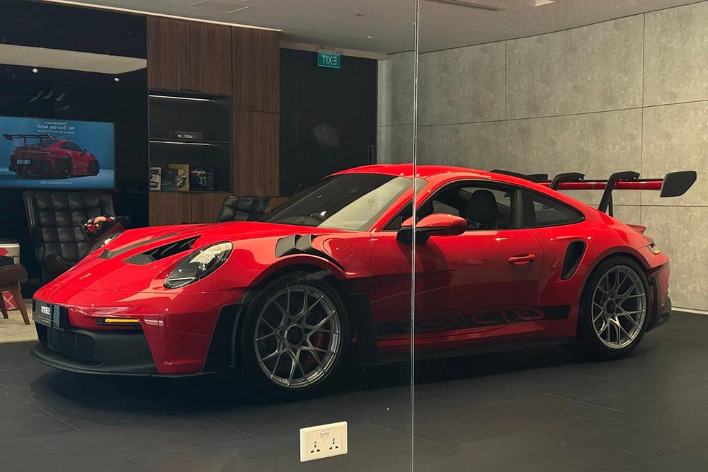 The red Porsche 911 GT3 RS 992 generation appeared in Vietnam, recorded at the official dealer in Hanoi. Photo: Minh Quang