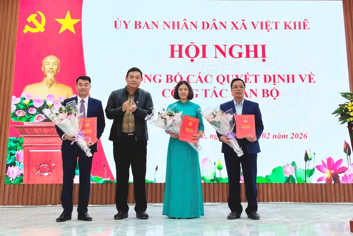 Xã Việt Khê công bố các quyết định công tác cán bộ. Ảnh: Cổng TTĐT xã Việt Khê
