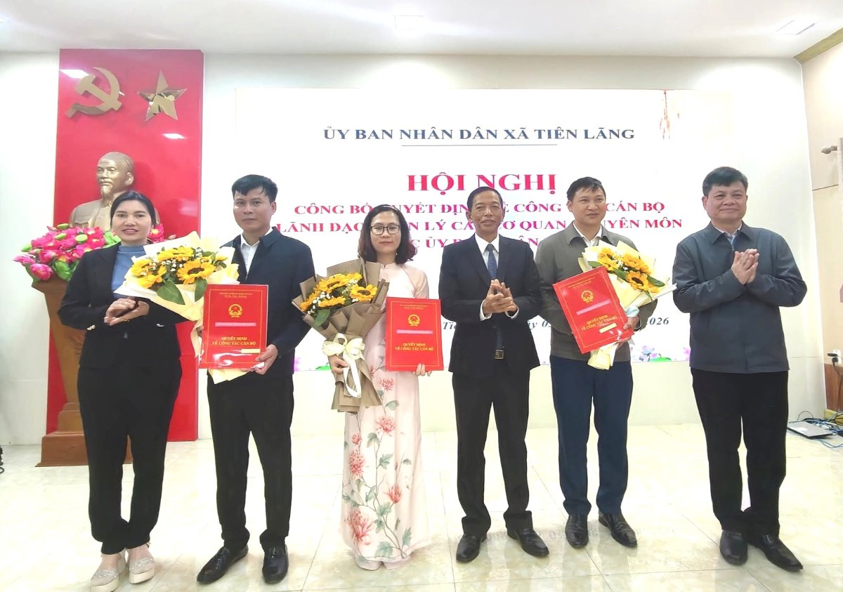 Xã Tiên Lãng công bố các quyết định về công tác cán bộ. Ảnh: Cổng TTĐT Tiên Lãng