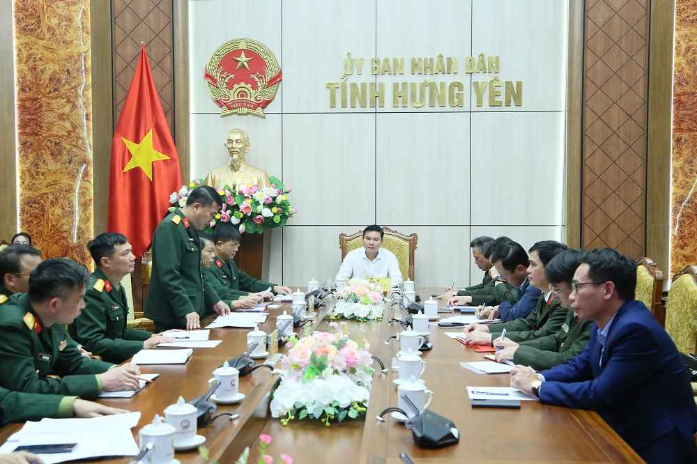 Phó Chủ tịch Thường trực UBND tỉnh Nguyễn Lê Huy chủ trì hội nghị tại điểm cầu trụ sở HĐND-UBND tỉnh.