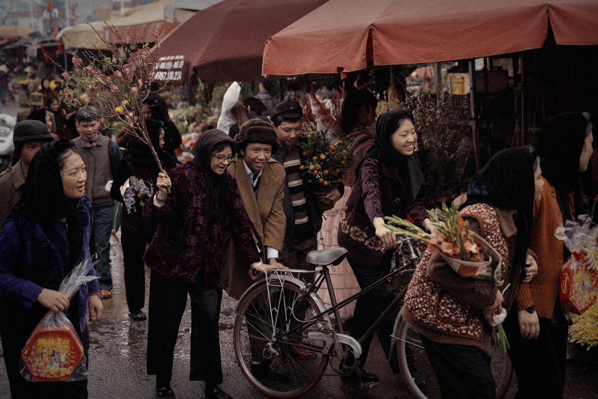 Việc chuẩn bị các phụ kiện đồng bộ trở nên rất vất vả và tốn nhiều thời gian. Trong tuần chuẩn bị, các thành viên trong nhóm liên tục liên hệ, nhắn tin để mượn đồ người thân, đồng thời có 2, 3 người phụ trách kiểm duyệt trang phục; những trường hợp chưa đạt yêu cầu phải tiếp tục hoàn thiện