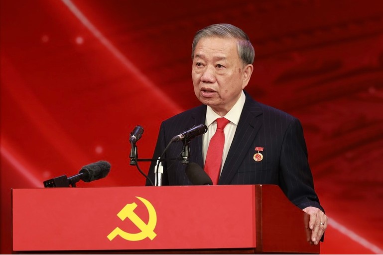 El Secretario General To Lam habla en la ceremonia de elogio al Secretario de la célula del partido sobresaliente y entrega del premio Hoz y Martillo de Oro por décima vez. Foto: VGP