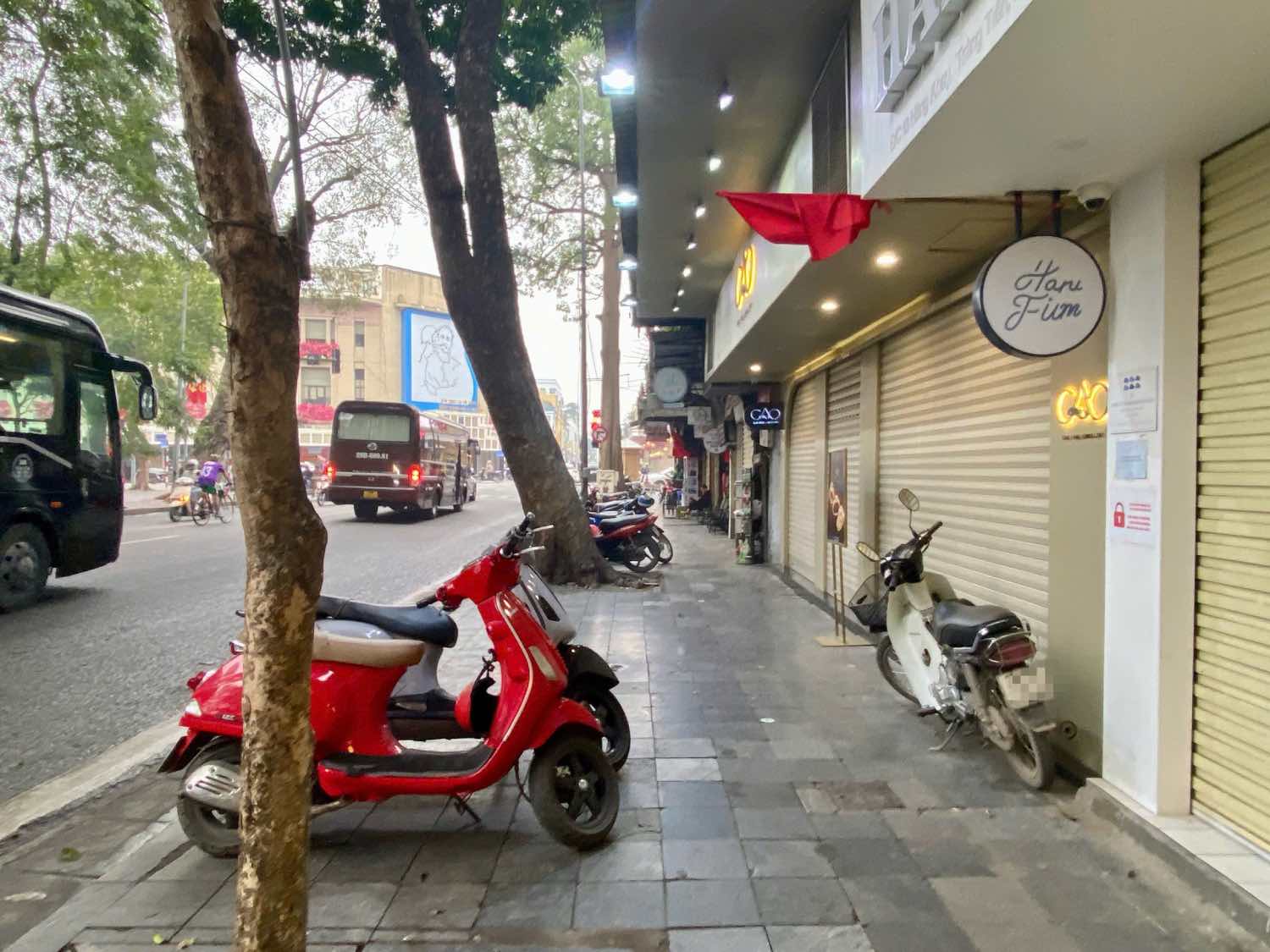 Thủ tục xin cấp phép sử dụng vỉa hè để làm chỗ trông xe cho khách. Ảnh: Nhật Minh