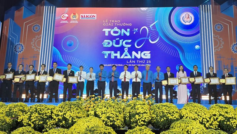 Lãnh đạo Tổng LĐLĐ Việt Nam, Thành ủy, UBND, LĐLĐ TPHCM chụp hình lưu niệm với 11 kỹ sư, công nhân tiêu biểu được trao tặng Giải thưởng Tôn Đức Thắng lần thứ 25. Ảnh: Nam Dương