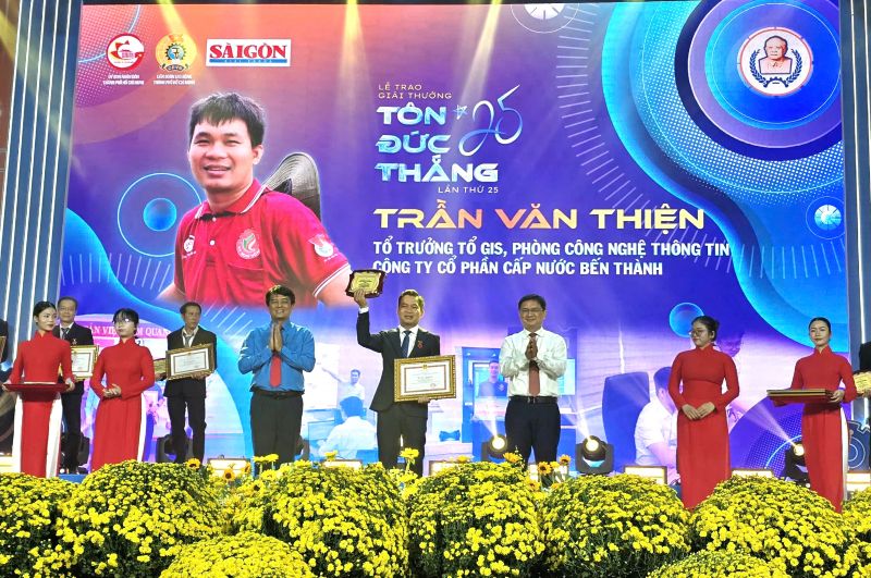 Ông Nguyễn Mạnh Cường - Ủy viên dự khuyết Trung ương Đảng, Phó Chủ tịch UBND TPHCM (thứ ba từ phải qua) - và ông Bùi Thanh Nhân - Chủ tịch LĐLĐ TPHCM (thứ ba từ trái qua, hàng trên) - trao giải thưởng Tôn Đức Thắng cho các kỹ sư, cá nhân tiêu biểu. Ảnh: Nam Dương