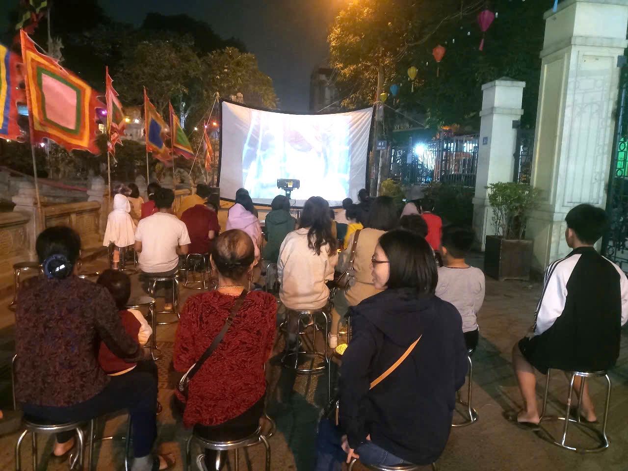 Hanoi screens mobile films for people in communes and wards. Photo: Hanoi Department of Culture and Sports