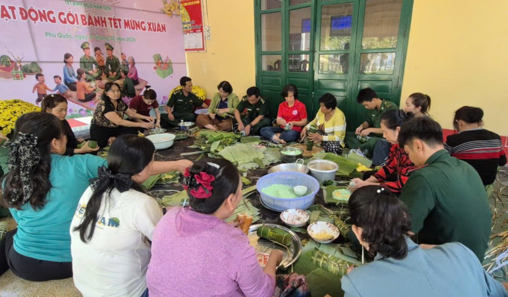 Không khí tại khuôn viên Đồn Biên phòng Gành Dầu trở nên náo nức, rộn rã hơn với hoạt động gói bánh tét. Ảnh: Khánh Vân