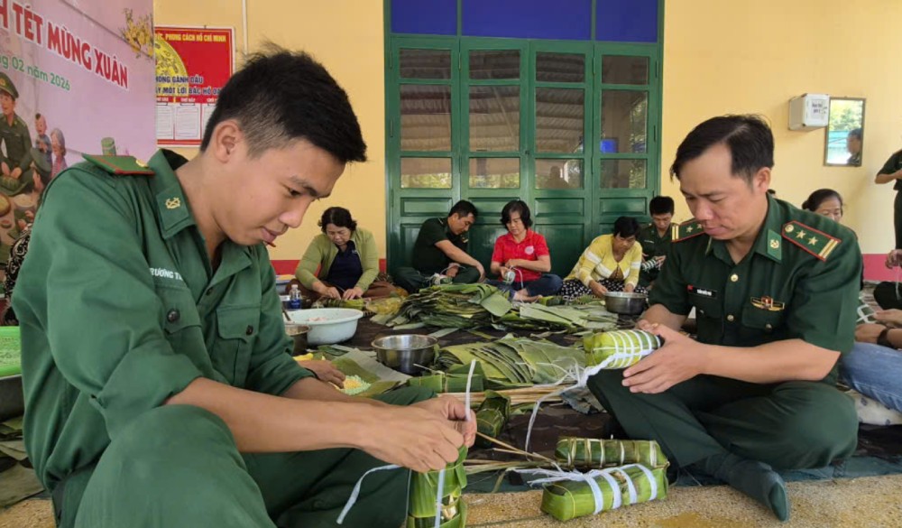Activities of wrapping banh tet at Ganh Dau Border Guard Station. Photo: Khanh Van