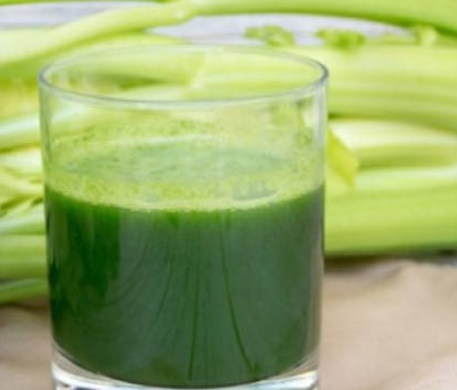 L'un des jus utilisés le matin qui peut aider à réduire l'acide urique est le jus de céleri. Photo: Thu Thủy