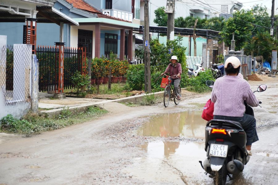 People suffer because roads in Da Nang are potholes and craters in the days leading up to Tet