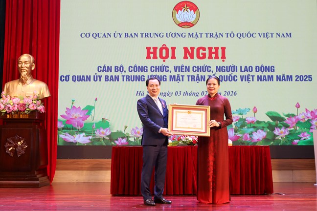 Bà Hà Thị Nga, Ủy viên Trung ương Đảng, Phó Bí thư Thường trực Đảng ủy MTTQ, các đoàn thể Trung ương, Phó Chủ tịch - Tổng Thư ký UBTƯ MTTQ Việt Nam trao huân chương Lao động hạng Ba cho ông Vũ Văn Tiến, Ủy viên Đoàn Chủ tịch, Trưởng Ban Tuyên giáo Cơ quan Ủy ban Trung ương MTTQ Việt Nam. Ảnh: Mattran.org.vn