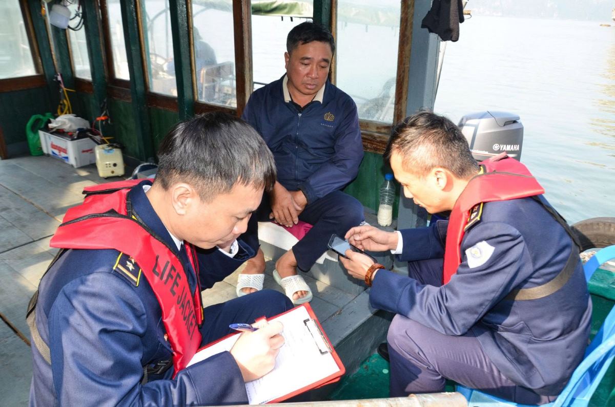 Trung tâm Giám sát, an toàn và cứu nạn, cứu hộ (Ban Quản lý Di sản thế giới vịnh Hạ Long – Yên Tử) ký cam kết với các trường hợp thường xuyên sử dụng phương tiện đeo bám tàu du lịch bán hàng rong tại khu vực Hoa Cương, vịnh Hạ Long. Ảnh: Ban Quản lý Di sản thế giới vịnh Hạ Long - Yên Tử