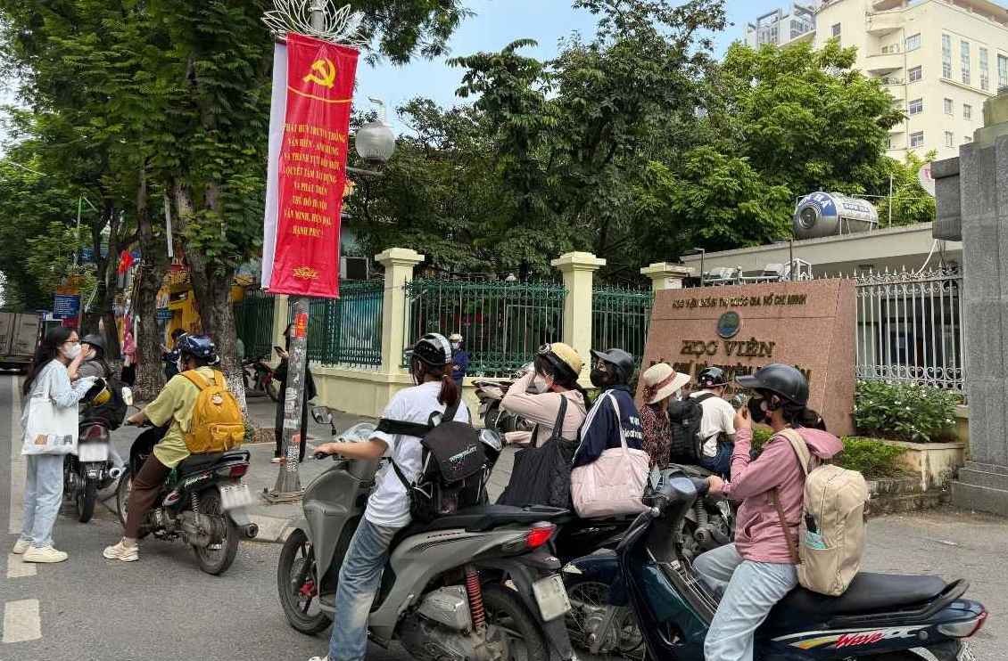 Many opinions suggested clarifying the responsibility of universities in orienting part-time jobs for students, in order to avoid affecting learning and increase practical support. Photo: Phuong Anh