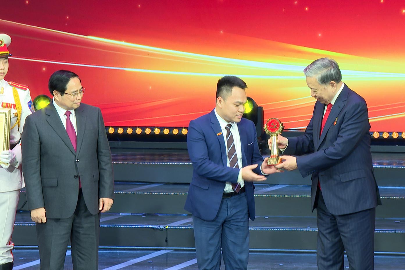 El grupo de autores del periódico Lao Dong tuvo el honor de ganar el premio A del Premio Hoz y Martillo de Oro por décima vez