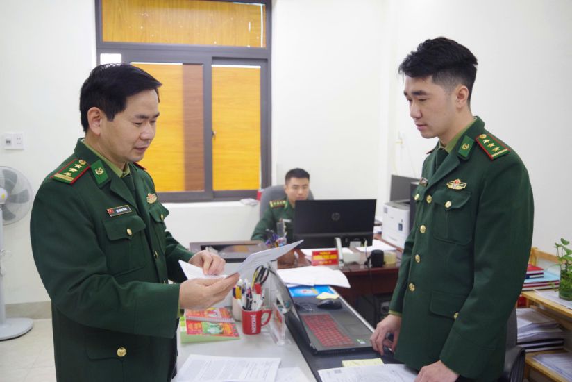 Senior Lieutenant Colonel Luc Quang Trung - Deputy Political Commissar of Cao Bang Border Guard (BĐBP), Secretary of the Political Department Party Cell (left photo). Photo: Tan Van