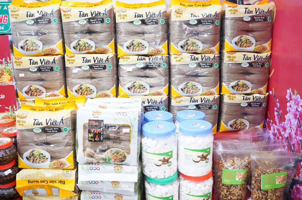 Các địa phương, doanh nghiệp đã mang đến rất nhiều đặc sản vùng miền phục vụ bà con Thủ đô mua sắm Tết. Ảnh: Thạch Lam 