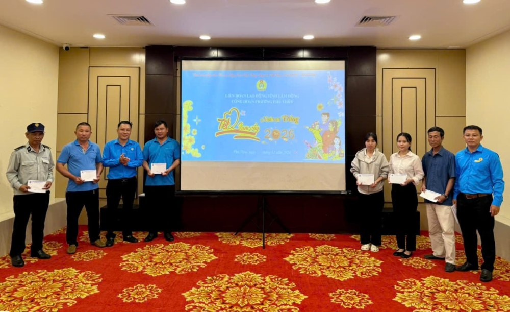 Trao tặng quà Tết sum vầy cho đoàn viên khó khăn tại doanh nghiệp du lịch. Ảnh: Duy Tuấn 