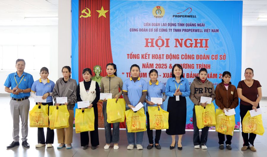 Los sindicatos de todos los niveles y las empresas en Quang Ngai siempre prestan atención al trabajo de cuidado del Tet para los miembros del sindicato y los trabajadores. Foto: Sindicato de Quang Ngai