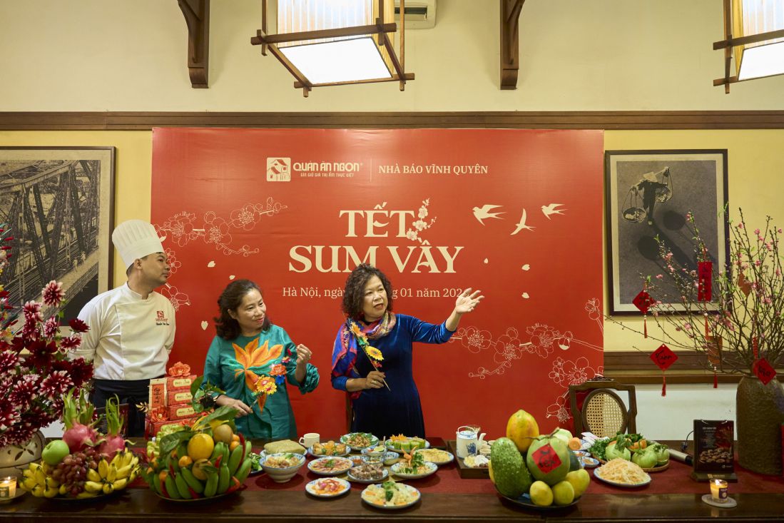 Nhà báo Vĩnh Quyên và bà Phạm Bích Hạnh - chủ hệ thống Quán Ăn Ngon tại workshop Xuân Sum Vầy. Ảnh: Kỳ Lâm