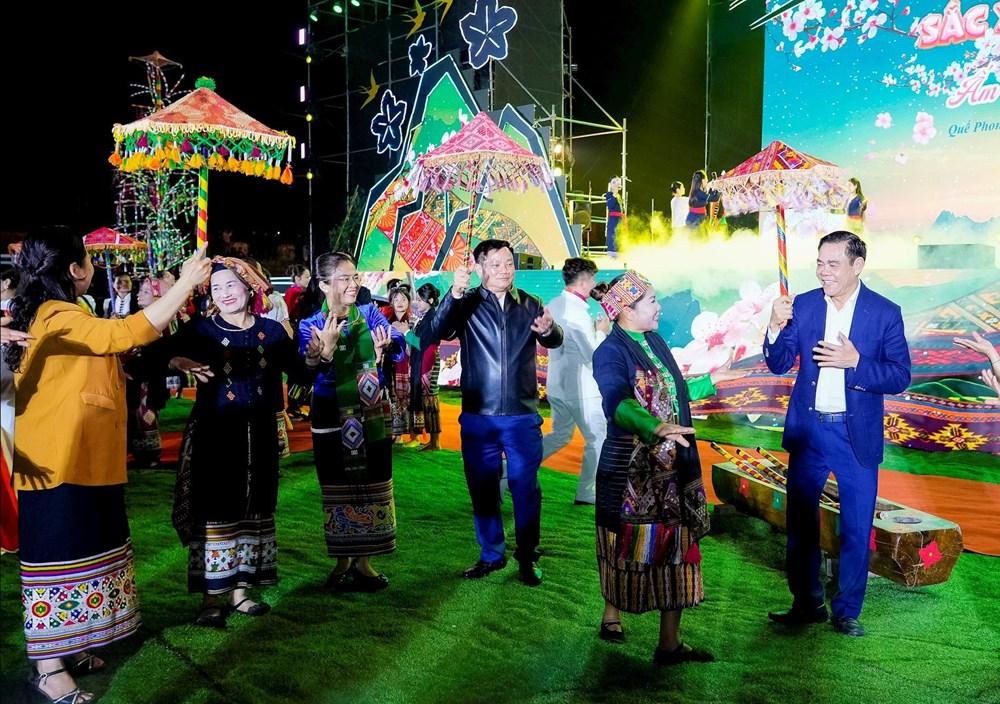 Lãnh đạo tỉnh Nghệ An cùng bà con Nhân dân tham gia các điệu múa truyền thống trong không khí rộn ràng đêm hội “Sắc Xuân vùng cao – Ấm tình đồng bào”. Ảnh: Phạm Bằng