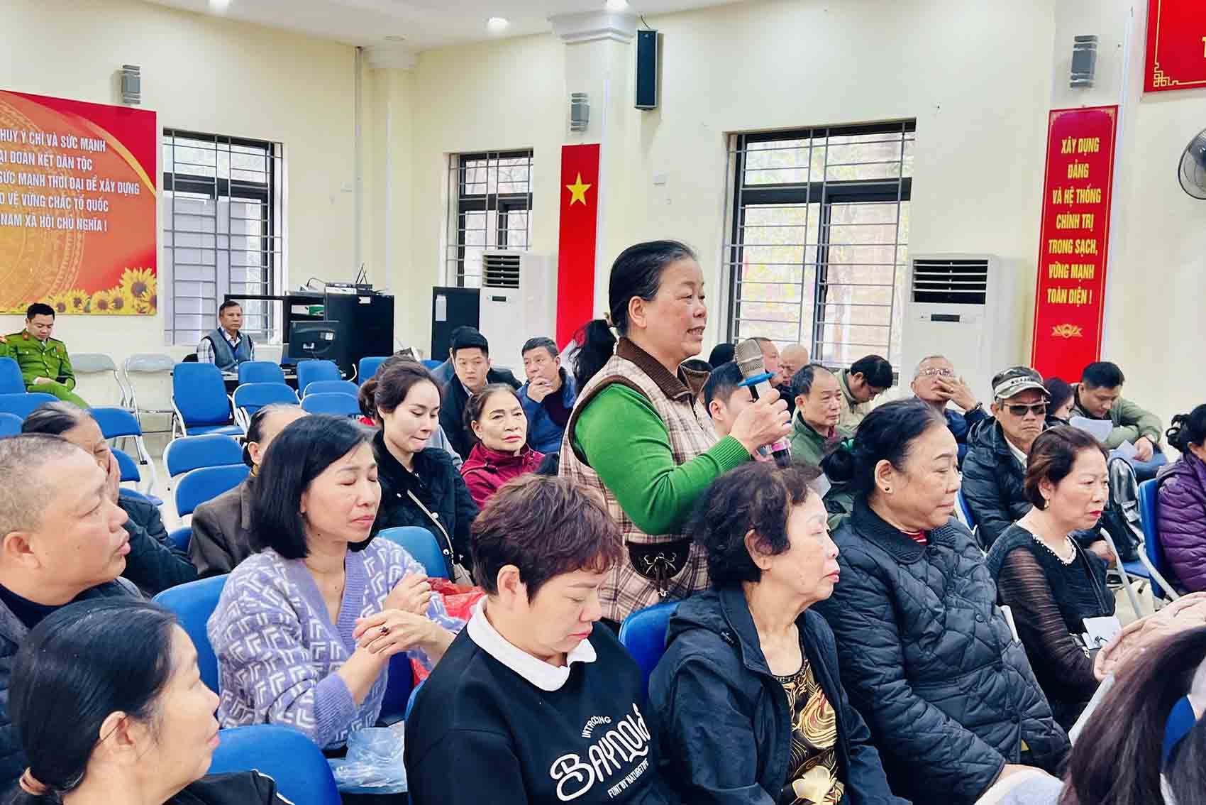 People's opinions on land compensation prices, land support policies, construction works, resettlement, other supports and population issues. Photo: Khuong Dinh Ward E-Portal