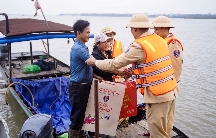 Riverine Police Team No. 1 patrols and controls the area. Propagates and encourages people to well comply with the provisions of law. Photo: Tien Ngo