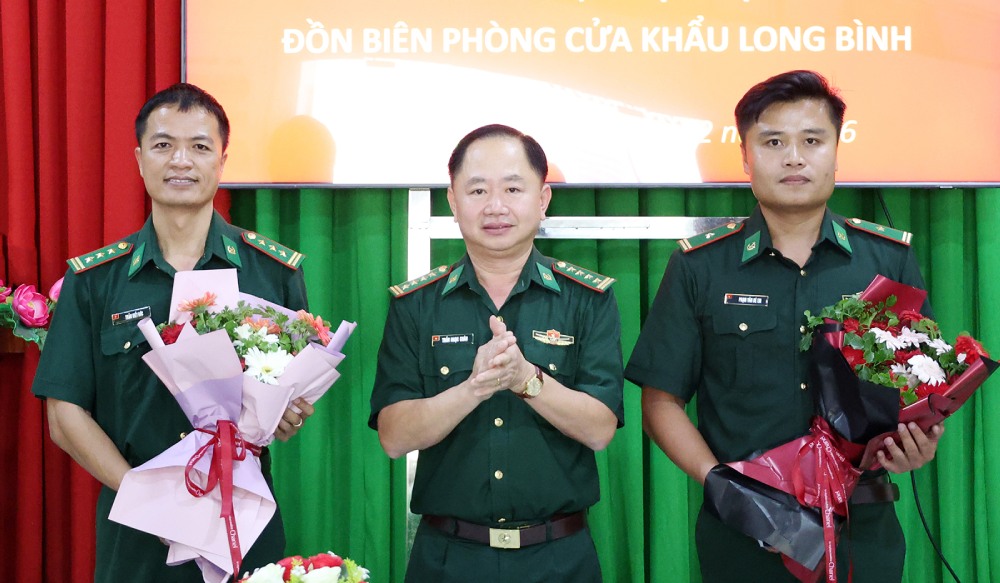 El coronel Trần Ngọc Châu - Subcomandante, Jefe de Estado Mayor del Comando de la Guardia Fronteriza de la provincia de An Giang entrega flores para felicitar al teniente coronel Trần Viết Đức (portada izquierda) y al comandante Phạm Văn Bé Em. Foto: Tuấn Kiệt