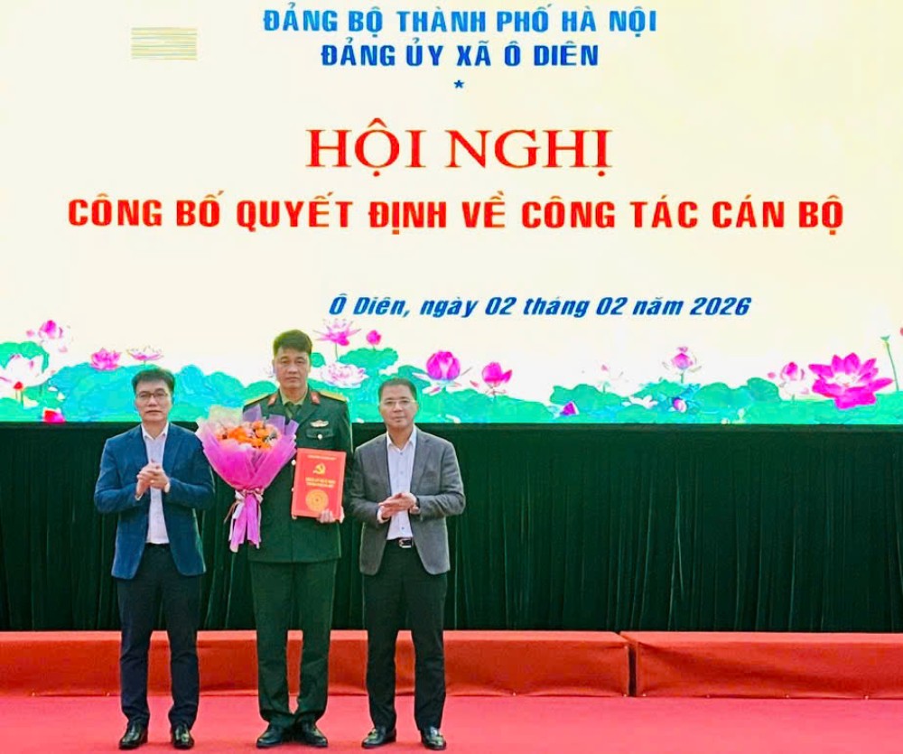  Lãnh đạo xã Ô Diên (Hà Nội) trao quyết định về công tác cán bộ và tặng hoa cho Trung tá Bùi Xuân Kiên - Chỉ huy trưởng Ban Chỉ huy quân sự xã Ô Diên. Ảnh: thanhuyhanoi.vn 