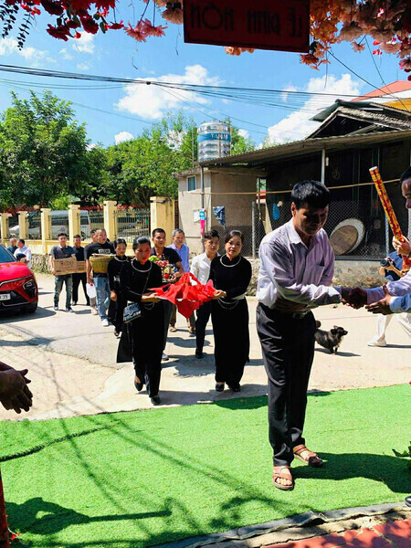 Theo cô dâu trẻ, phong tục Tày, lễ cưới không diễn ra trong một ngày mà là cả một quá trình với nhiều nghi lễ chặt chẽ.