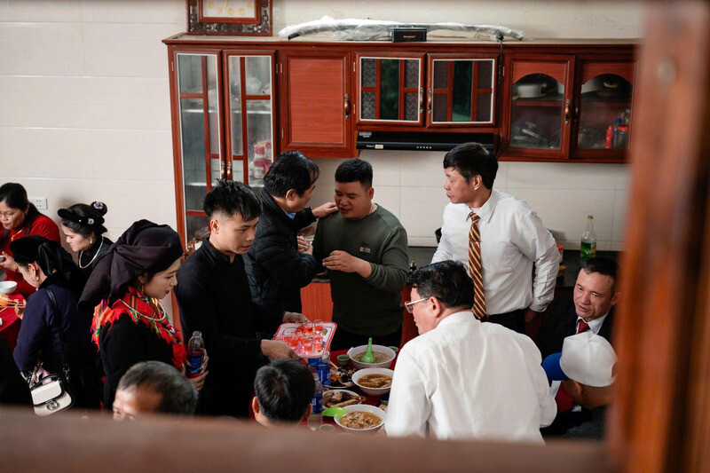 Một nghi thức không thể thiếu là lễ mời rượu hồng, khi cô dâu chú rể lần lượt mời họ hàng, bạn bè, làng xóm, thể hiện sự kính trọng và lời cảm ơn vì đã chung vui cùng gia đình. Tiếp nối là bữa cỗ cưới, dịp để cộng đồng quây quần, sẻ chia niềm vui hỷ sự.