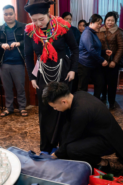 “Trước khi cô dâu rời nhà gái, gia đình thực hiện nghi lễ đi dép mới cho cô dâu. Sau đó là nghi thức uống rượu để “lấy” đồ chăn màn của cô dâu mang ra cửa, chuẩn bị về nhà chồng.