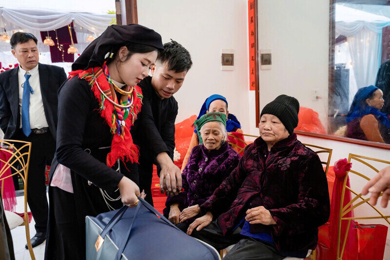 Trò chuyện với PV, Liệu chia sẻ: “Cả hai vợ chồng em là người dân tộc Tày nên trong ngày trọng đại, chúng mong muốn được mặc trang phục truyền thống và thực hiện các lễ nghi của người Tày.