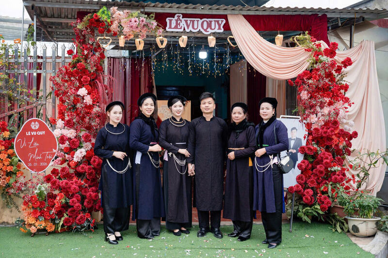 Nghi lễ rước dâu được tổ chức vào ngày lành, giờ tốt đã chọn. Trước hết là lễ bái tổ tiên, cầu xin ông bà phù hộ cho đôi trẻ hạnh phúc, hòa thuận. Sau đó, cô dâu chú rể nhận quà, lì xì từ anh em, họ hàng trong không khí đầm ấm.