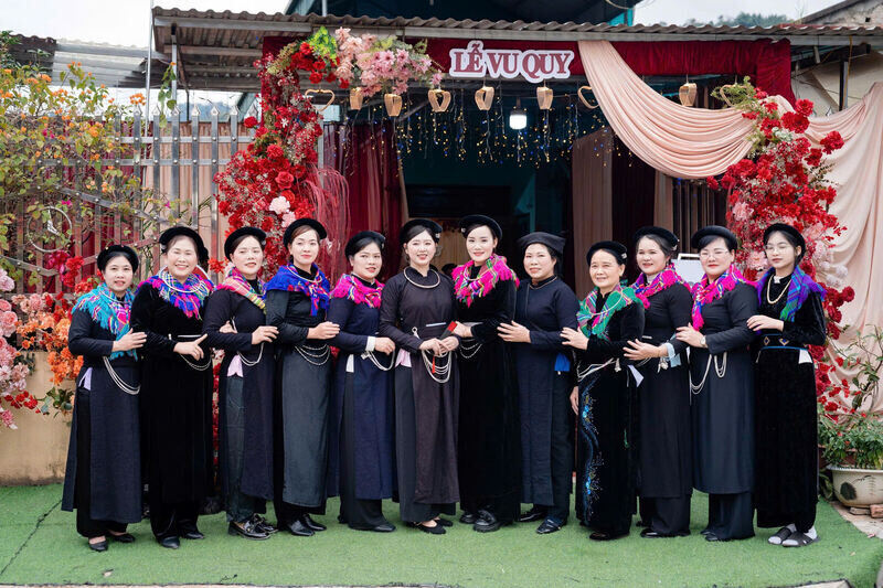 Sau cưới vài ngày, vợ chồng trẻ thực hiện lễ lại mặt (Tảu lùa), mang theo lễ vật nhỏ về thăm nhà gái để tạ ơn cha mẹ vợ. Nghi lễ này không chỉ mang ý nghĩa tri ân mà còn khẳng định mối quan hệ bền chặt, lâu dài giữa hai gia đình, dù khoảng cách địa lý lên tới hàng trăm ki-lô-mét.