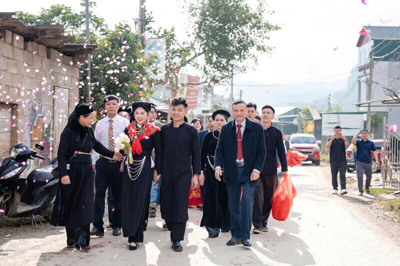 Giữa thời điểm nhiều cặp đôi trẻ lựa chọn váy cưới phương Tây lộng lẫy, lễ cưới của một Gen Z ở Cao Bằng lại gây chú ý bởi quyết định giản dị nhưng giàu ý nghĩa. Cô dâu khoác lên mình bộ váy truyền thống dân tộc Tày, còn hôn lễ được cử hành trọn vẹn theo phong tục quê hương.
