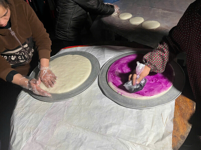 Lễ vật mang sang gồm rượu nếp, gạo nếp, hoa quả, xôi, thịt lợn hoặc gà, bánh chưng, bánh dày. Đặc biệt, bánh dày được anh em, họ hàng bên nhà trai giã tay hoàn toàn thủ công.