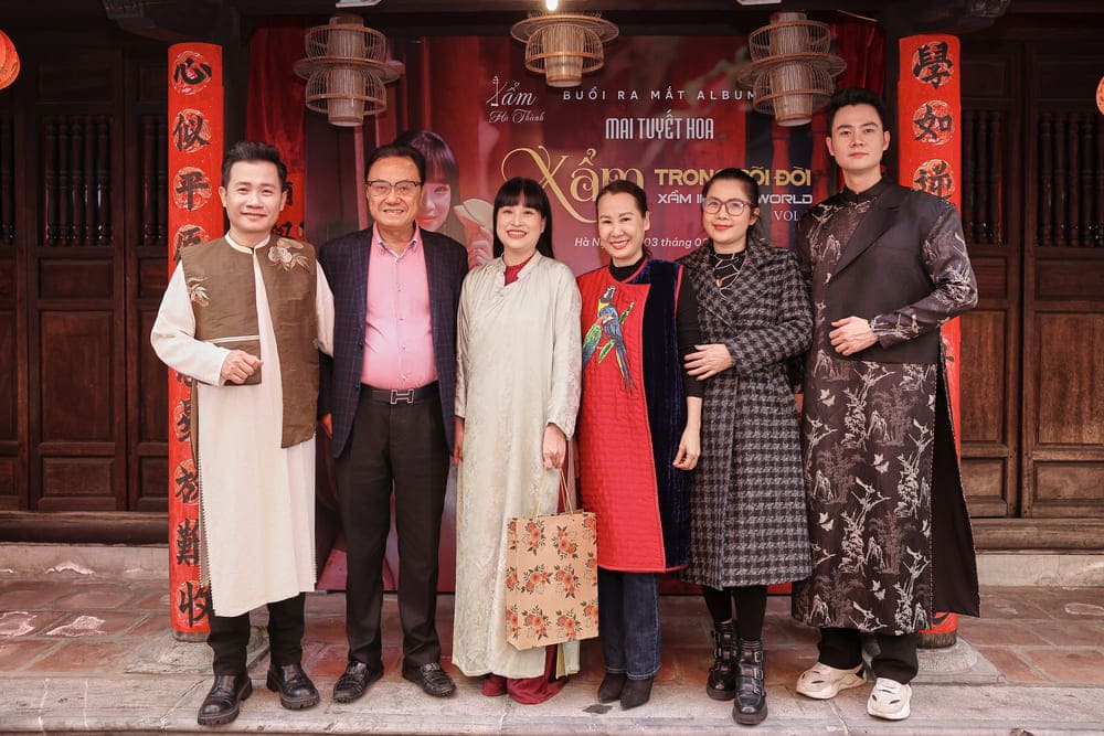 Nhiều nghệ sĩ đến chúc mừng Mai Tuyết Hoa và nhạc sĩ Nguyễn Quang Long (ngoài cùng trái). Ảnh: Hòa Nguyễn
