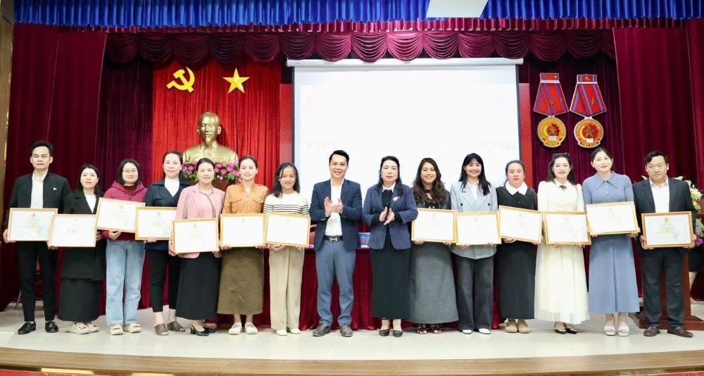 Nghe An Mental Hospital awarded prizes to collectives of trade unions and union members with outstanding achievements in the 2025 emulation movement. Photo: Nghe An Trade Union