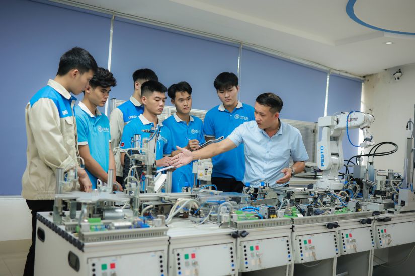 Students of Hanoi College of Electrical Engineering in a practical class. Photo: HAI NGUYEN