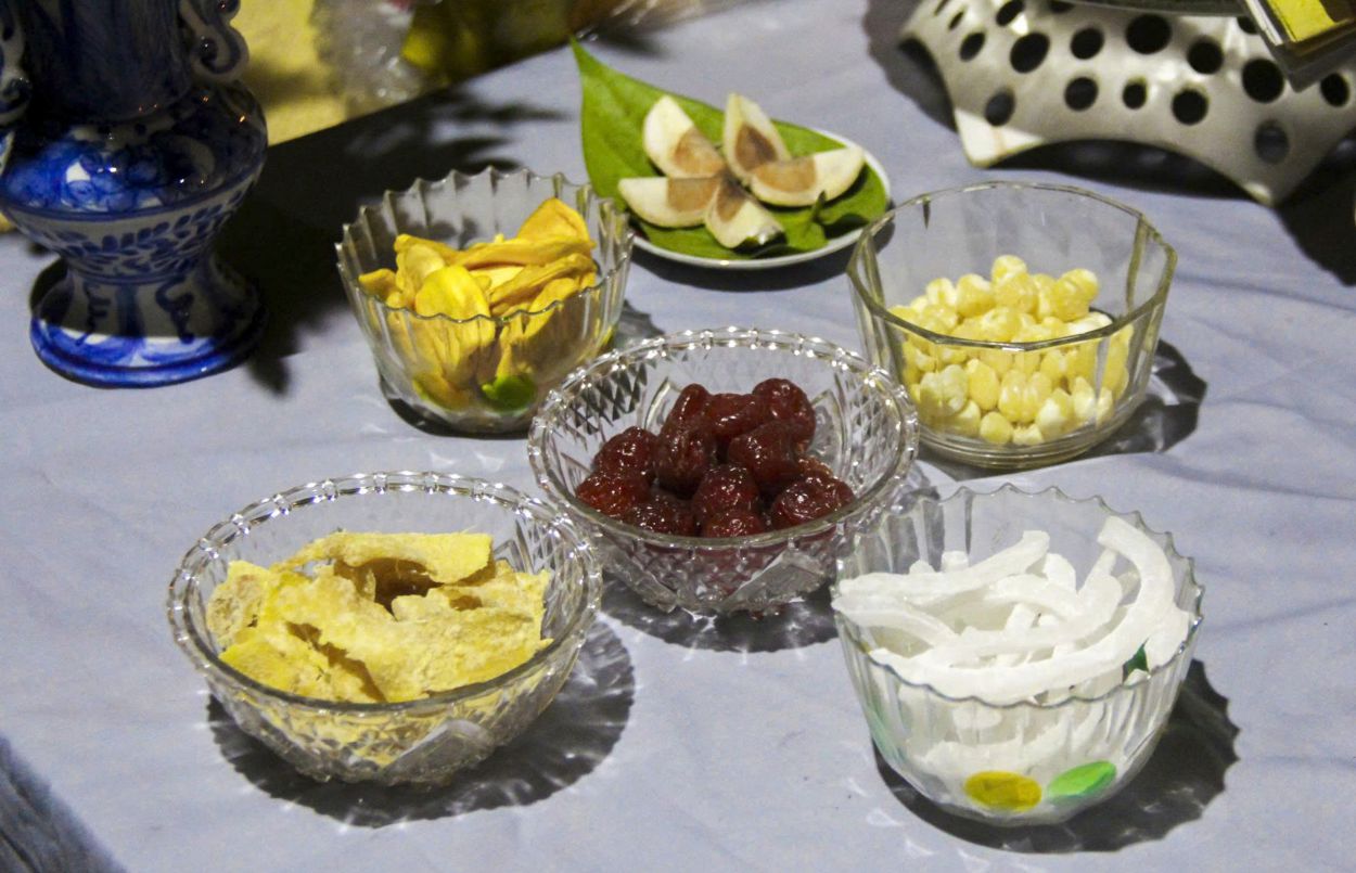 Bánh, mứt, chè trong mâm cúng Giao thừa của người dân xứ Huế. Ảnh: Lê Chung 